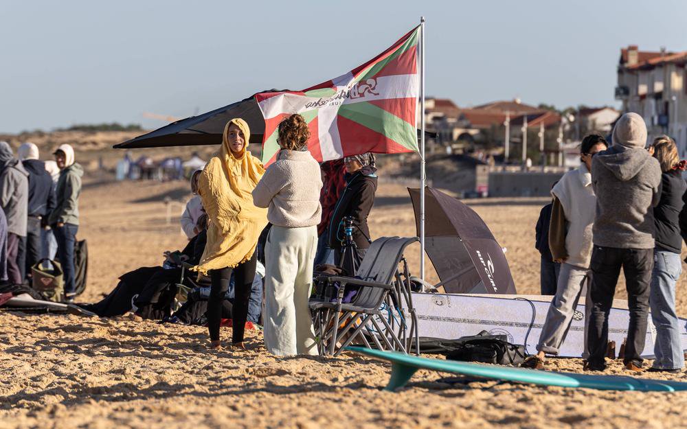 En attendant son tour, sur la plage d’Hossegor.