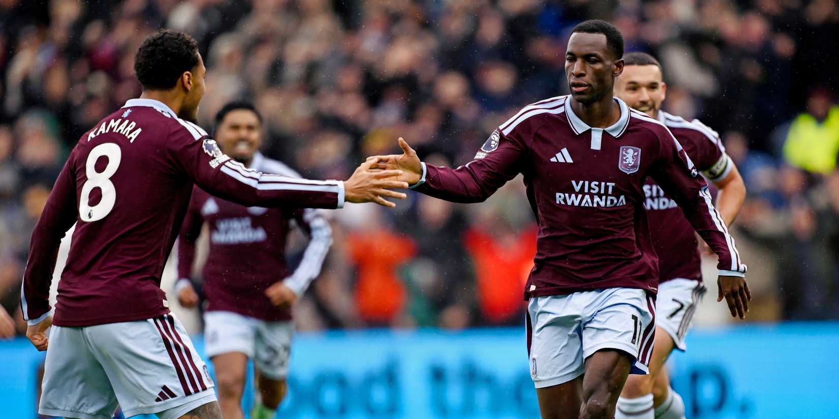 Boubacar Kamara celebrates with Nicolas Jackson