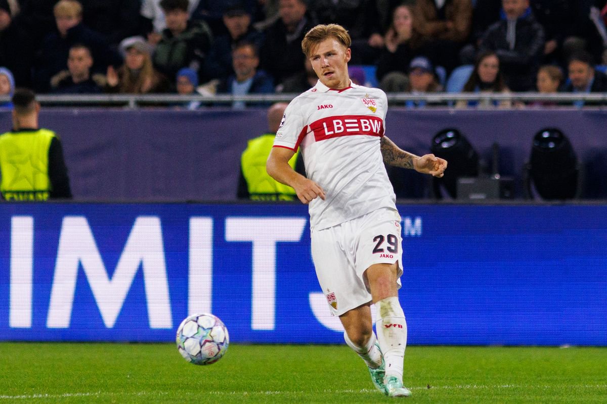 Finn Jeltsch passes the ball
