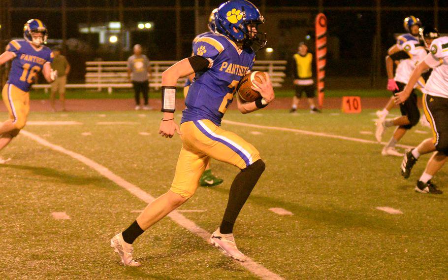 Luke Beck runs with the ball.