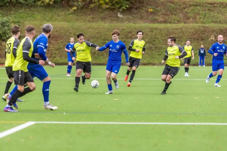 Fussball C-Klasse SV Ixheim II vs SG Thaleischweier-Fröschen. 25.10.26. Theodoros Kaltsidis (li, SVI II) verfolgt hiert Nico Mai
