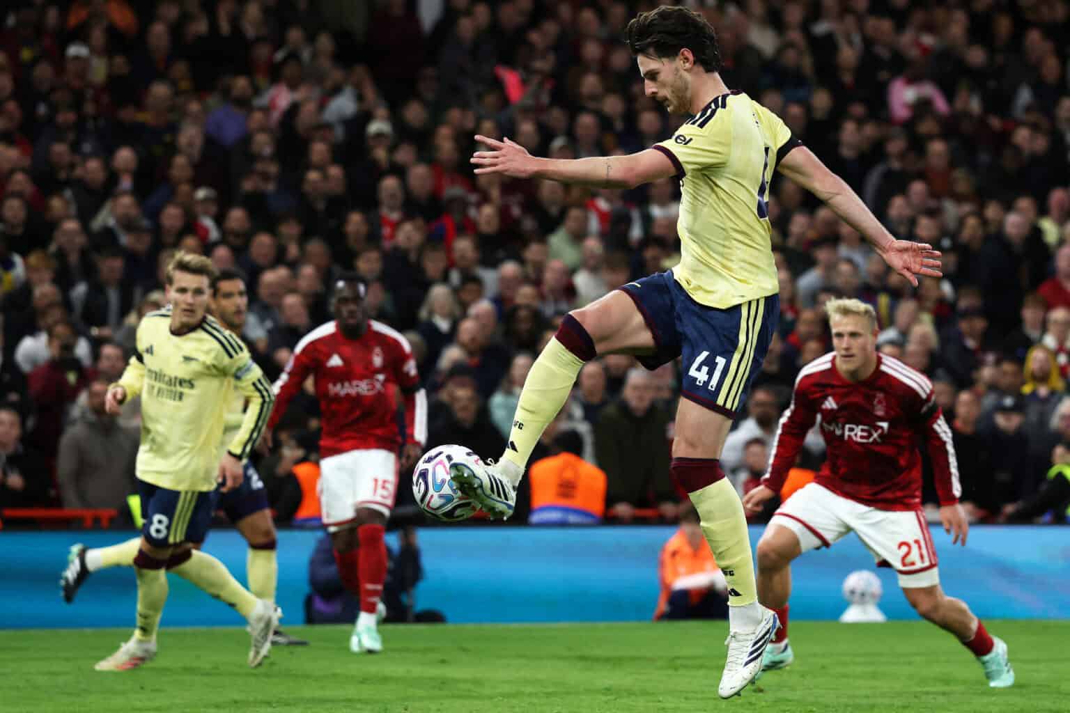 Arsenal strike late to keep pressure on Man City as Man Utd held