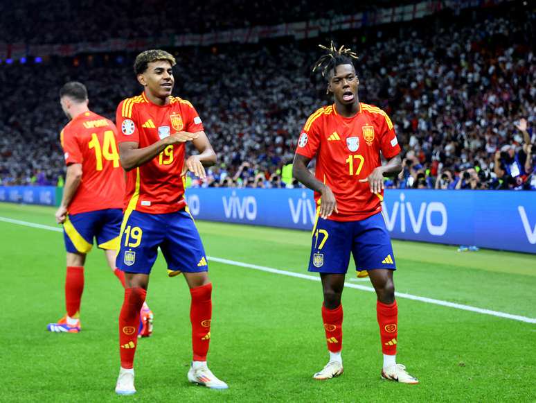 Nico Williams e Lamine Yamal  celebram gol na final da Eurocopa