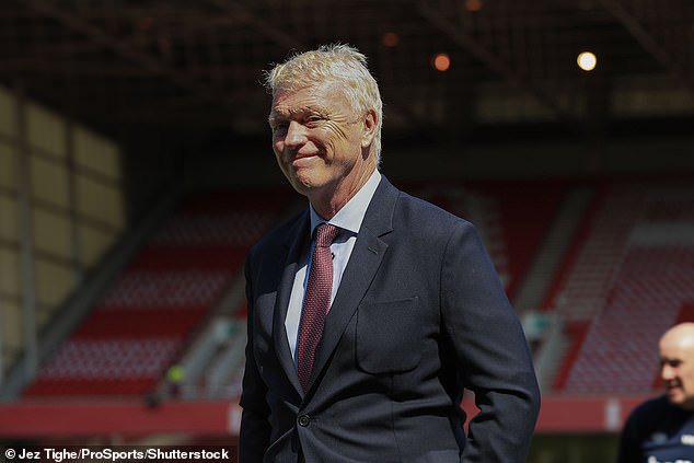 The transfer will be a welcome one for David Moyes as his side look light on defensive depth