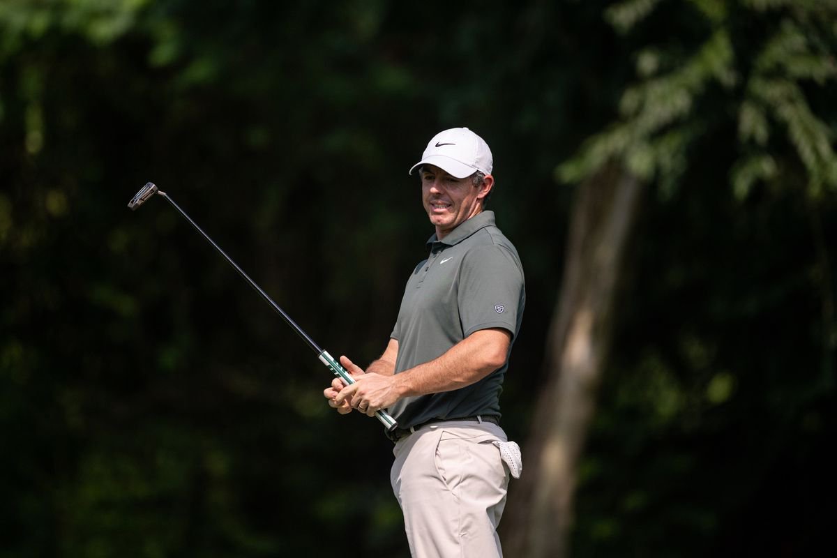 Rory McIlroy reacts after missing a putt