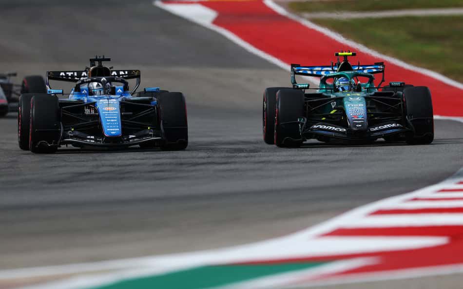 Fernando Alonso (Alpine) e Alex Albon (Williams) disputam o GP dos EUA de F1.