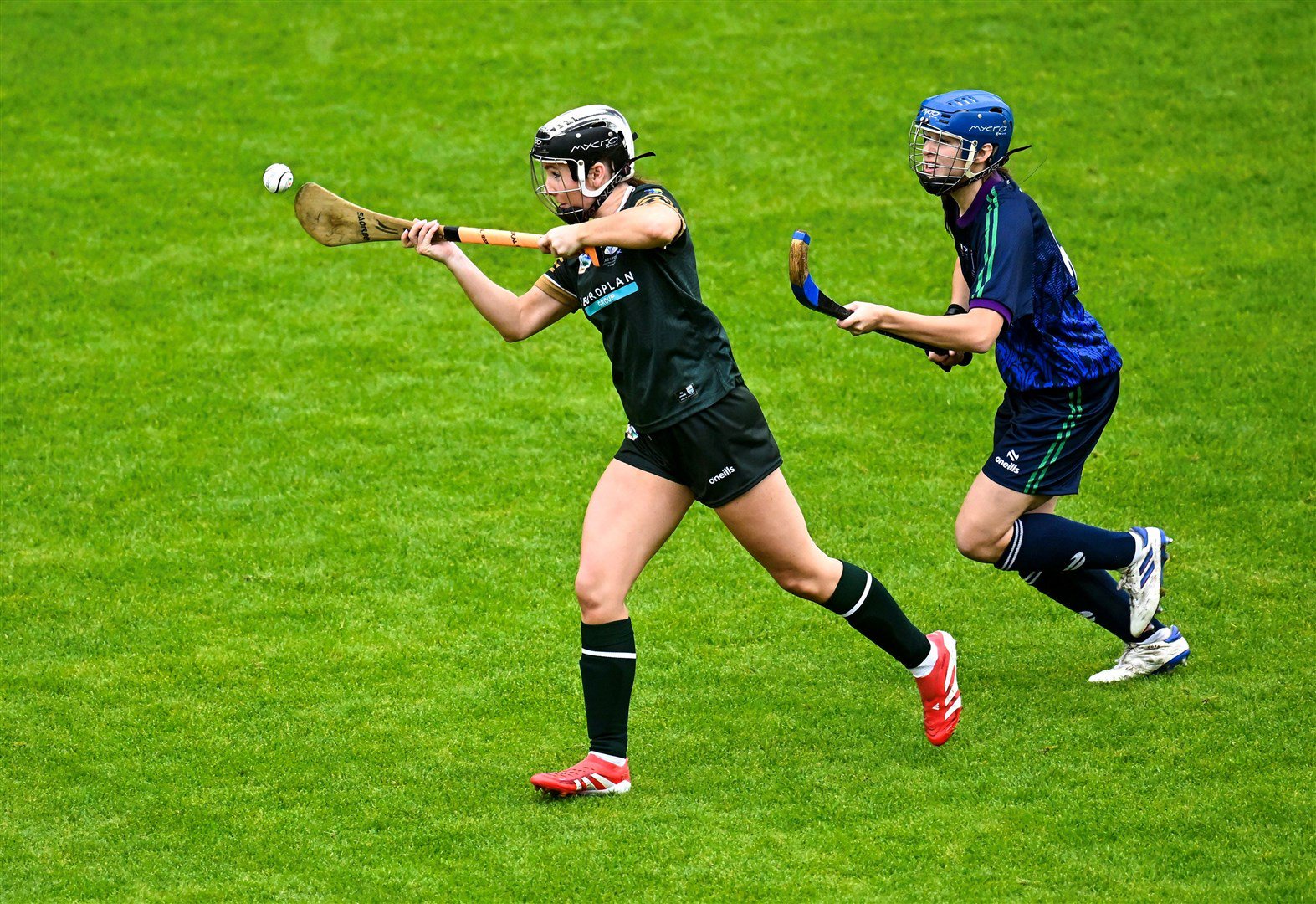 Badenoch's Roma Fraser chases Ireland's Saoirse McCarthy in the international at the weekend. Picture: Piaras Ó Mídheach/Sportsfile.