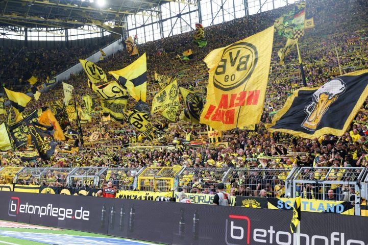 Die Dortmunder Südtribüne versteckt unter einem Meer an Fahnen.