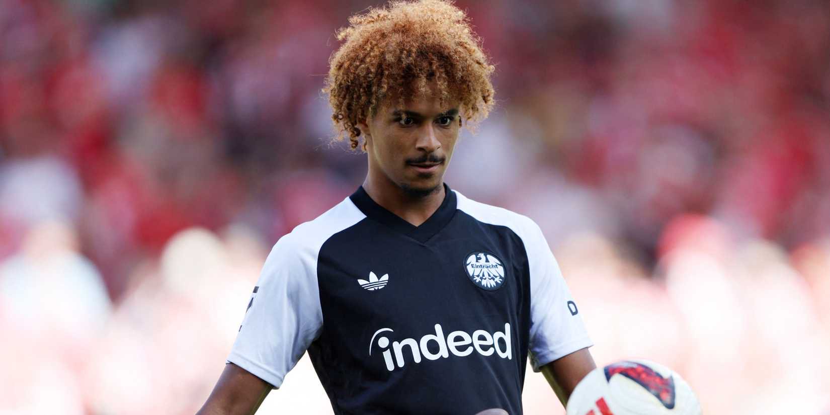 Jean-Matteo Bahoya warms up for Eintracht Frankfurt