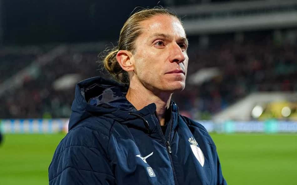 Filipe Luís, treinador do AS Monaco, em campo aplaudindo durante jogo de competições europeias.