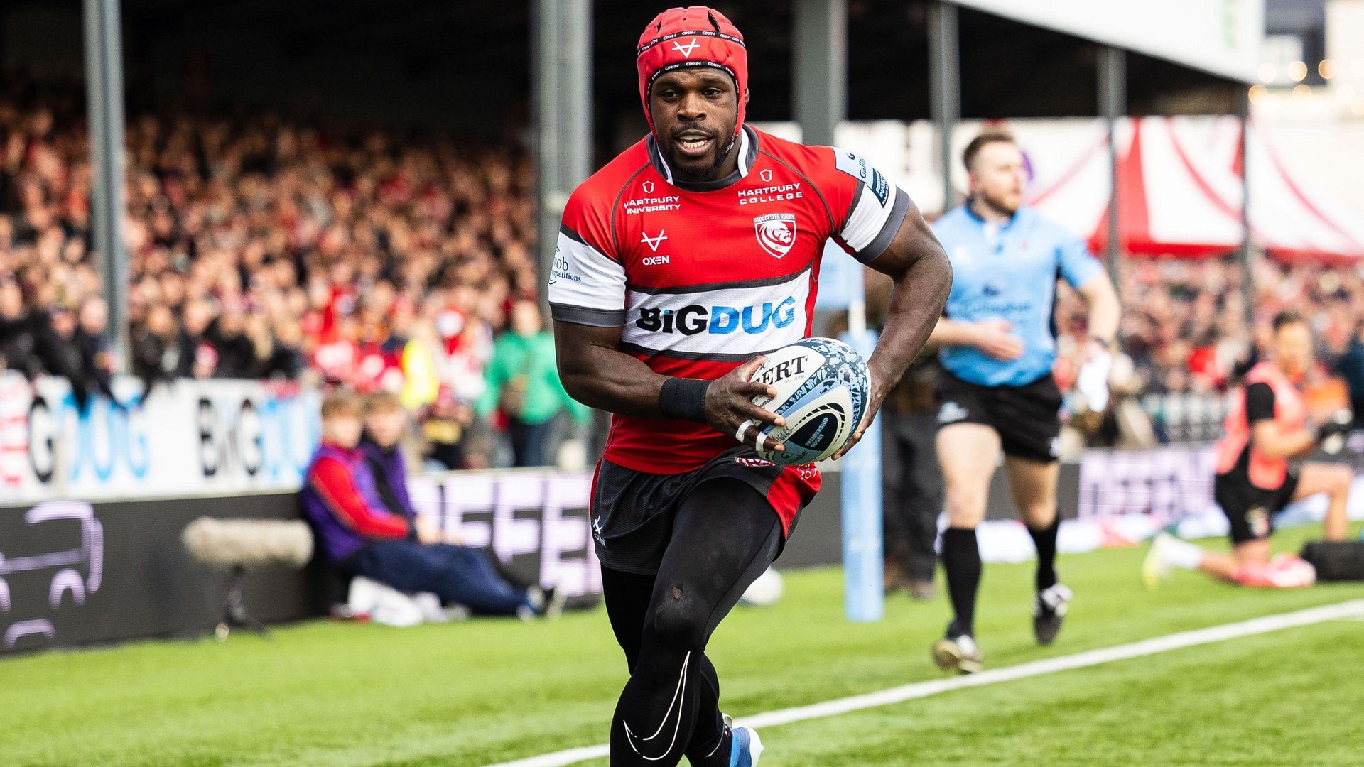 Christian Wade in the cherry and white of Gloucester with the ball in two hands and about to score a try at Kingsholm 