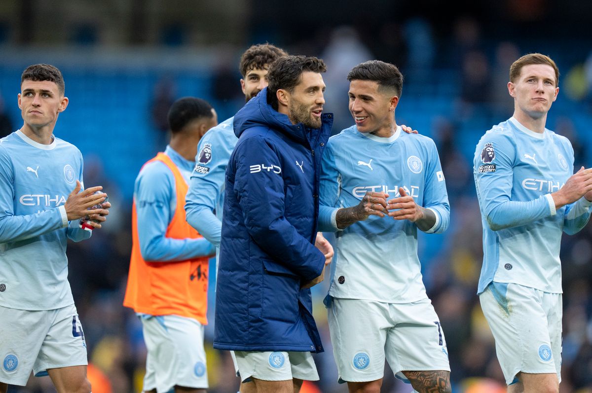 MANCHESTER, ENGLAND - OCTOBER 17: Mateo Kovacic of Manchester City and Enzo Fernandez of Manchester City thank the fans at full-time in the Premier League 2026/27 match between Manchester City and Ipswich Town at Etihad Stadium on October 17, 2026 in Manchester, England. (Photo by Isaac Parkin/Manchester City FC via Getty Images)