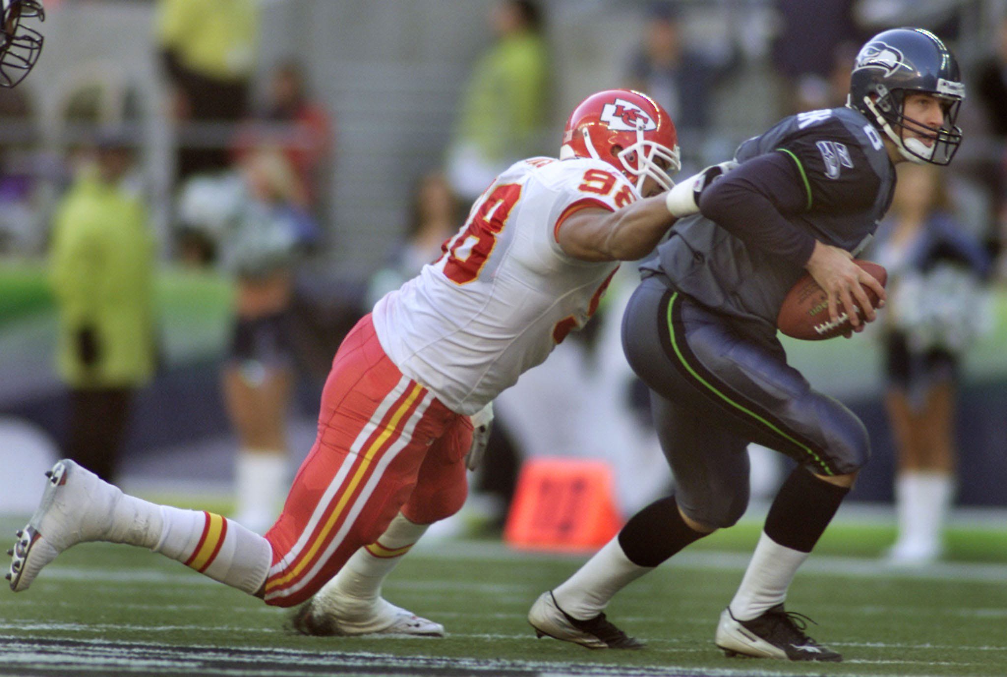 Seattle Seahawks quarterback Matt Hasselbeck (R) avoids a sack by
Kansas City Chiefs tackle Cedric Woodard (98) during the second quarter
of their NFL game at Seahawks Stadium in Seattle, November 24, 2002.
REUTERS/Anthony P. Bolante

APB