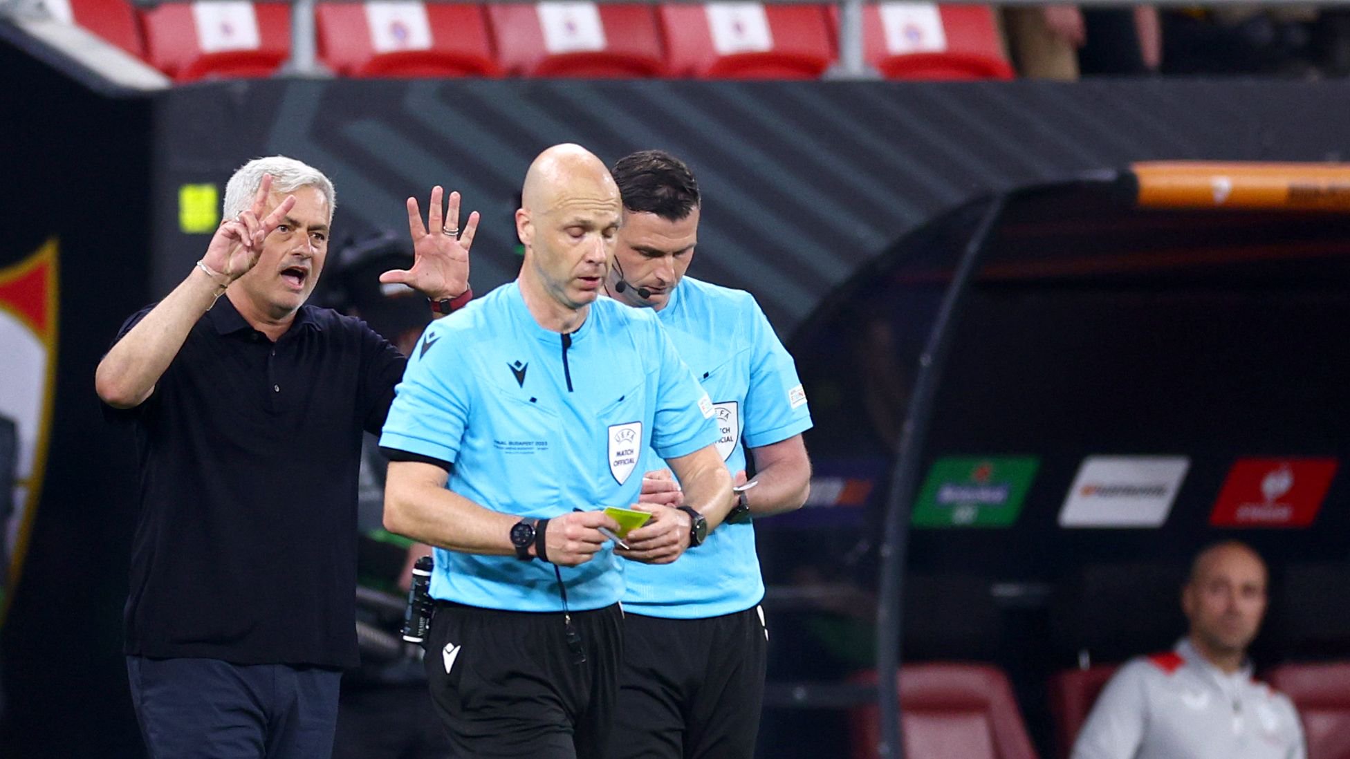 Mourinho opens the books of anger against Sevilla: the story of the "disgrace" and 13 accusations aimed at the referees