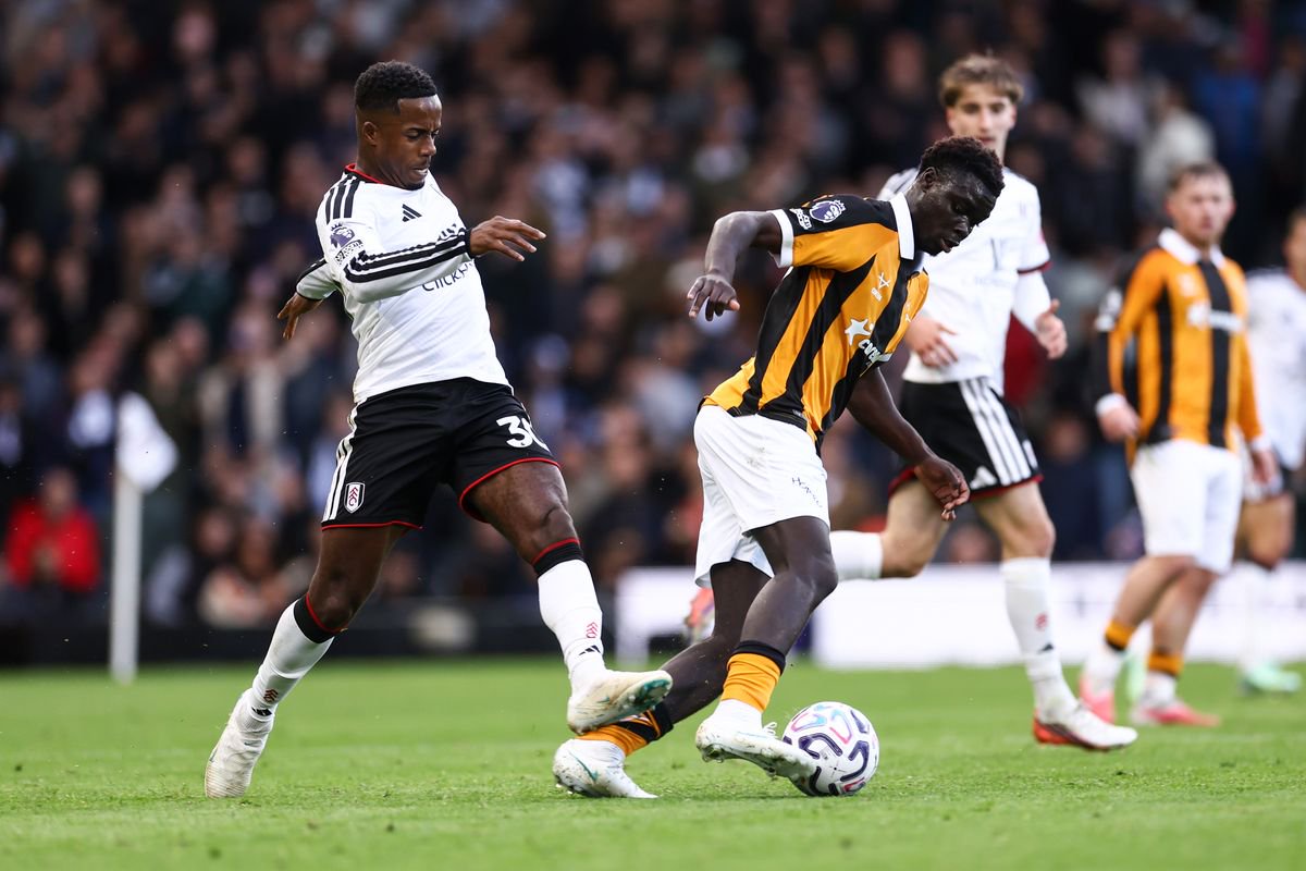 Ryan Sessegnon fouls Robinio Vaz