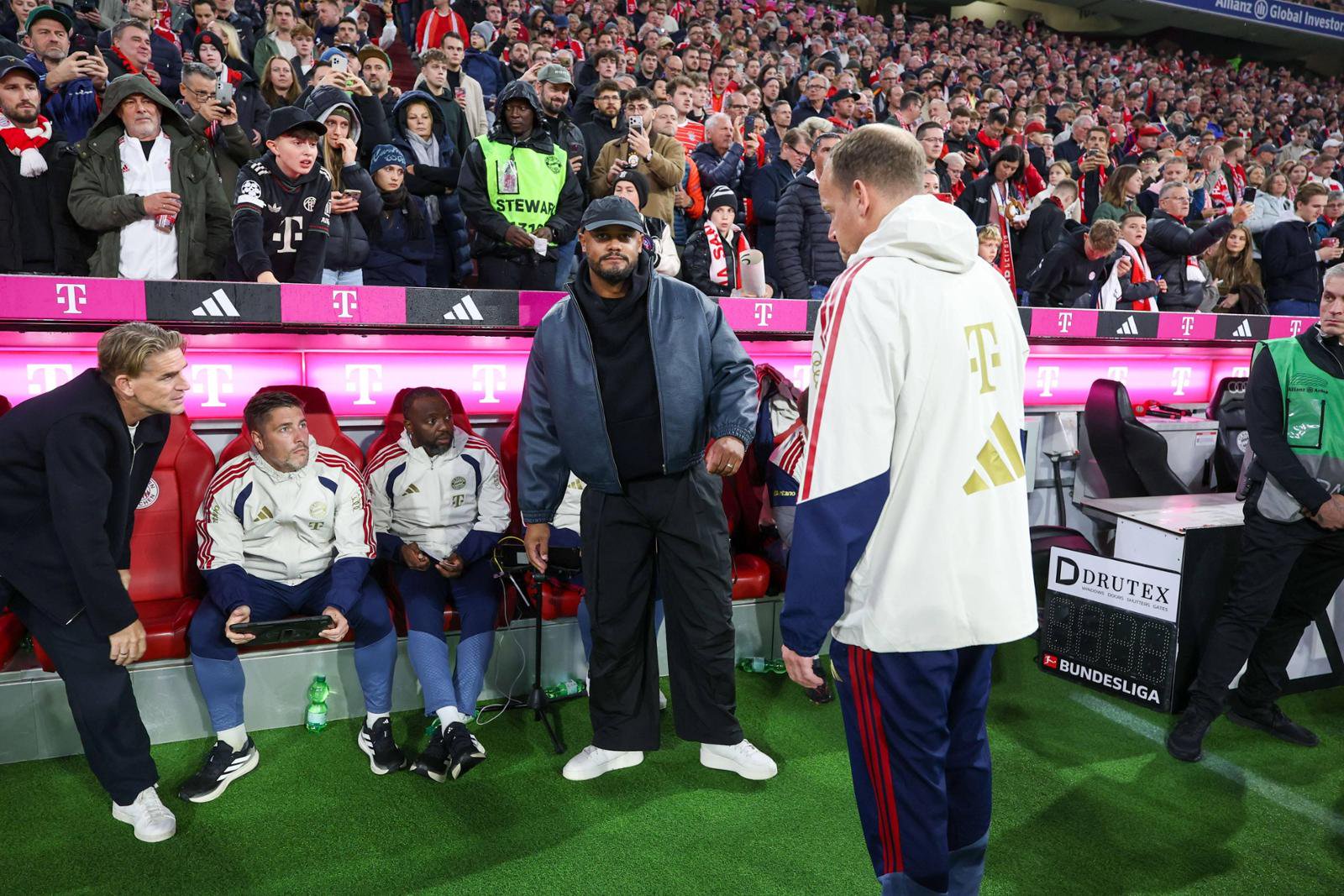 Bayern-Trainer Vincent Kompany im Blickpunkt.