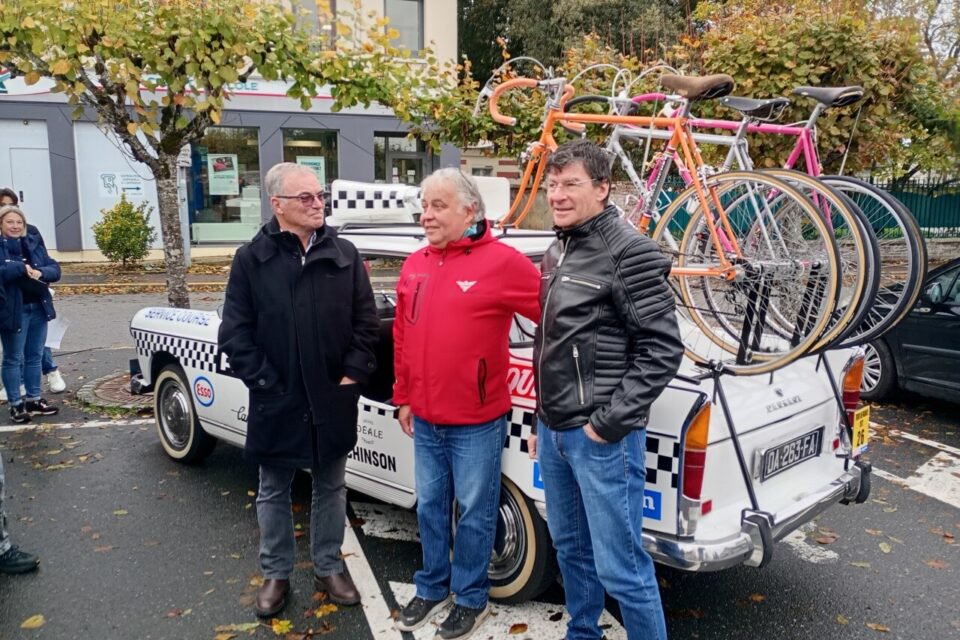 Bernard HINAULT et Gianni BUGNO entourent Bruno Thouroude l'organisateur avec son équipe de la Ronde Thibervillaise.