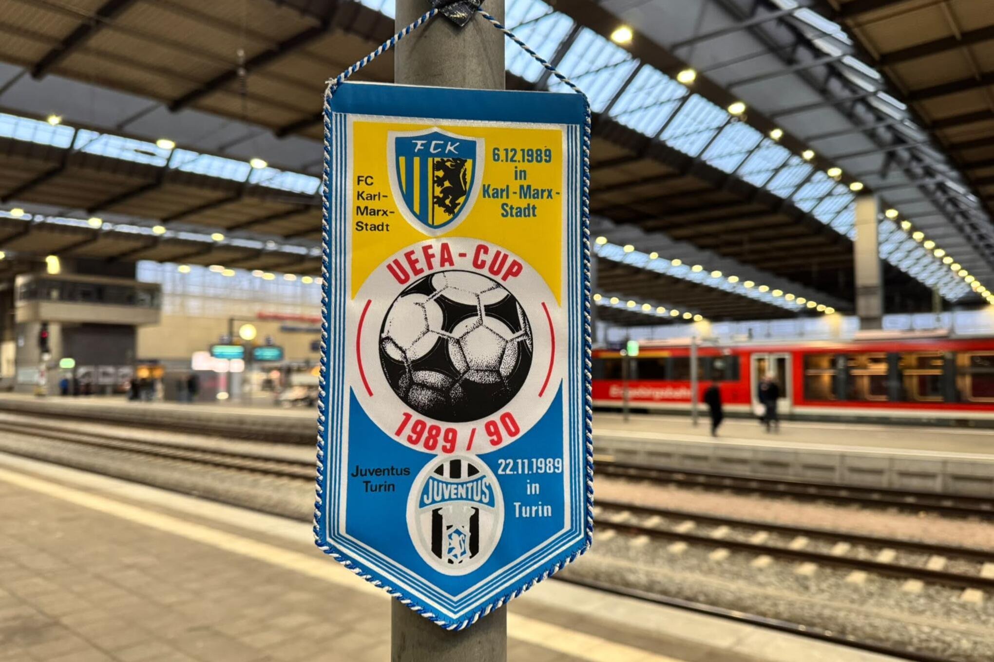 Abfahrt! Himmelblauer Sonderzug rollt zum DDR-Rekordmeister! - 1989 rollte vom Chemnitzer Hauptbahnhof ein Sonderzug zum Europapokalspiel bei Juventus Turin.