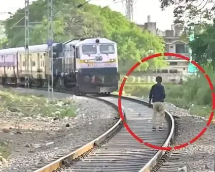 شاهد.. أغرب ما فعله سائق قطار في الهند عندما وقف شاب أمامه على القضبان