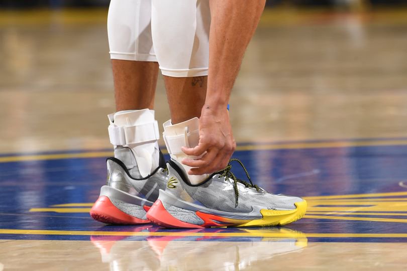 Stephen Curry warms up during a game