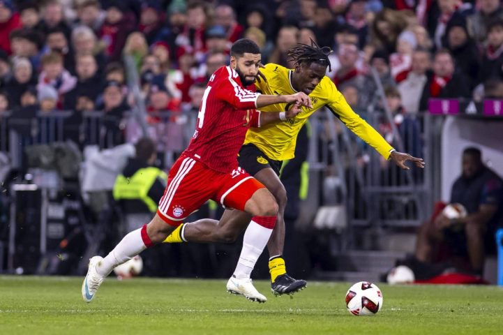 Das sah überhaupt nicht gut aus: Im Spiel Bayern - BVB musste ein Star nach einer bitteren Szene früh von Platz.