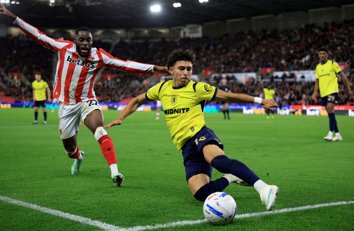Stoke City's Junior Tchamadeu (left) and Middlesbrough's Jeremy Sarmiento battle for the ball
