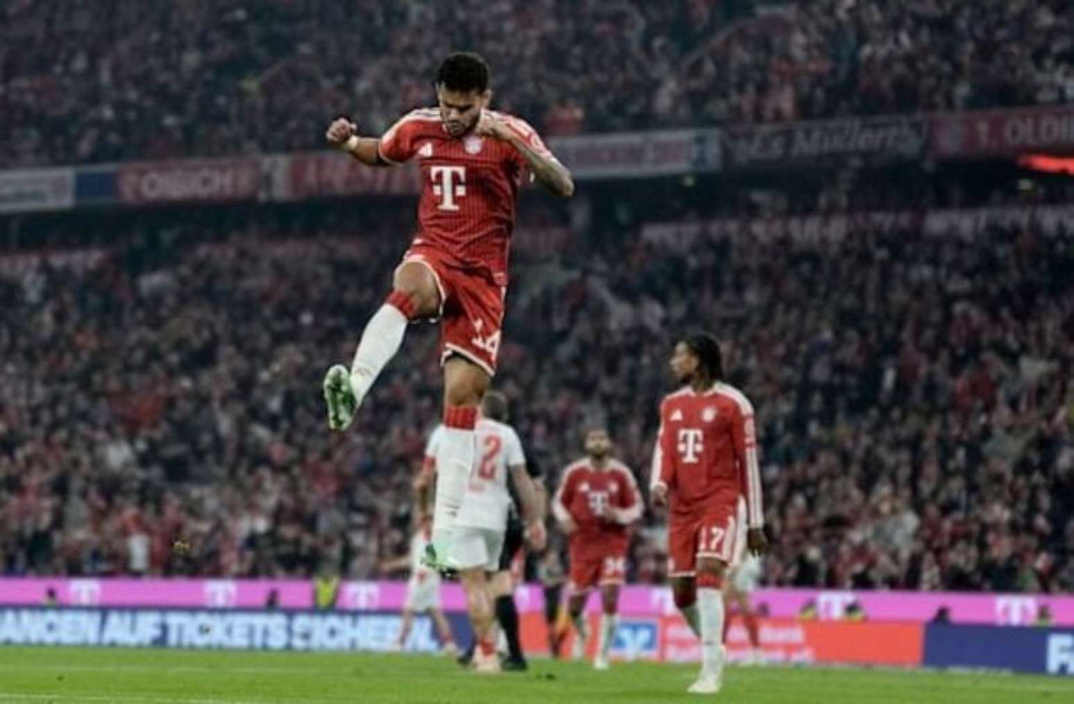 Olise deixou o dele na Allianz Arena-