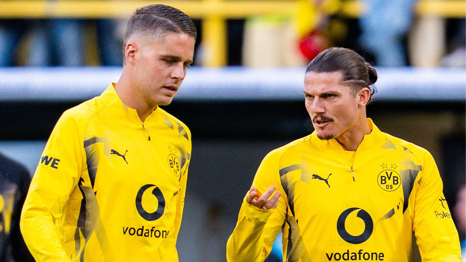 Joey Veerman (l.) und Marcel Sabitzer unterhalten sich