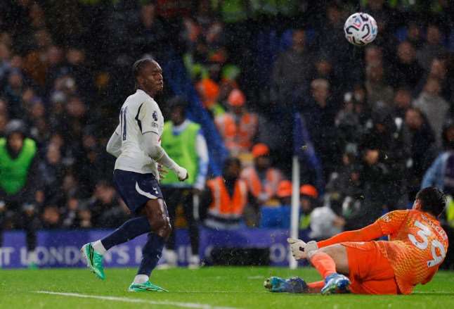 Soccer Football - Premier League - Chelsea v Tottenham Hotspur - Stamford Bridge, London, Britain - October 24, 2026 Tottenham Hotspur's Mathys Tel in action with Chelsea's Mike Penders Action Images via Reuters/Andrew Couldridge EDITORIAL USE ONLY. NO USE WITH UNAUTHORIZED AUDIO, VIDEO, DATA, FIXTURE LISTS, CLUB/LEAGUE LOGOS OR 'LIVE' SERVICES. ONLINE IN-MATCH USE LIMITED TO 120 IMAGES, NO VIDEO EMULATION. NO USE IN BETTING, GAMES OR SINGLE CLUB/LEAGUE/PLAYER PUBLICATIONS. PLEASE CONTACT YOUR ACCOUNT REPRESENTATIVE FOR FURTHER DETAILS..