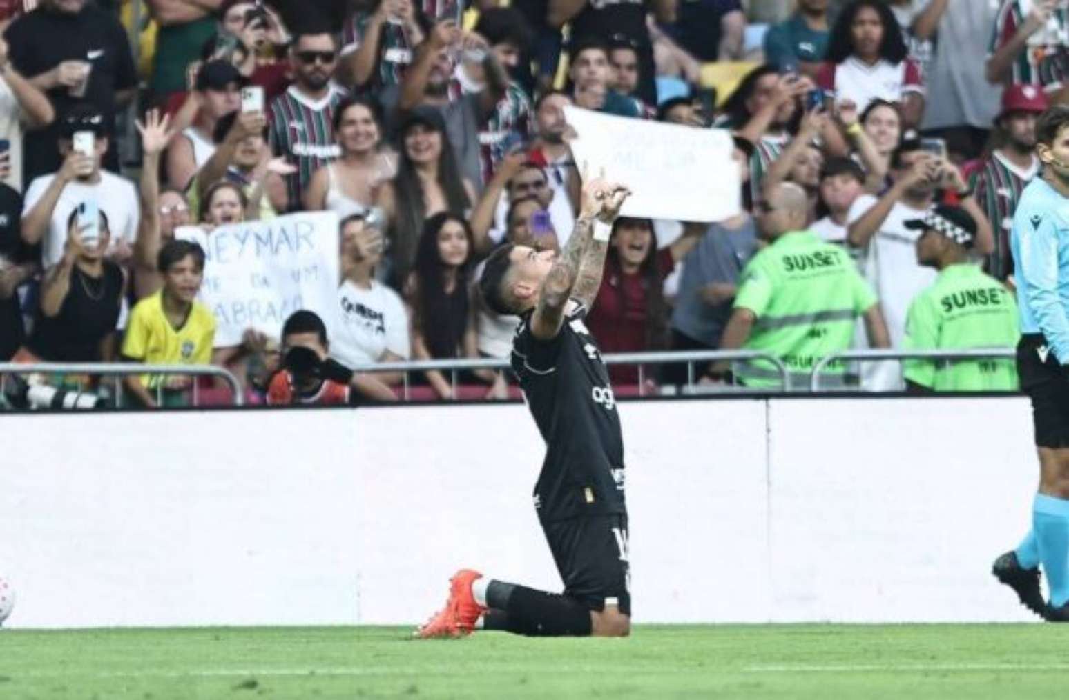 Coutinho celebra gol pelo Santos ao lado de Neymar –
