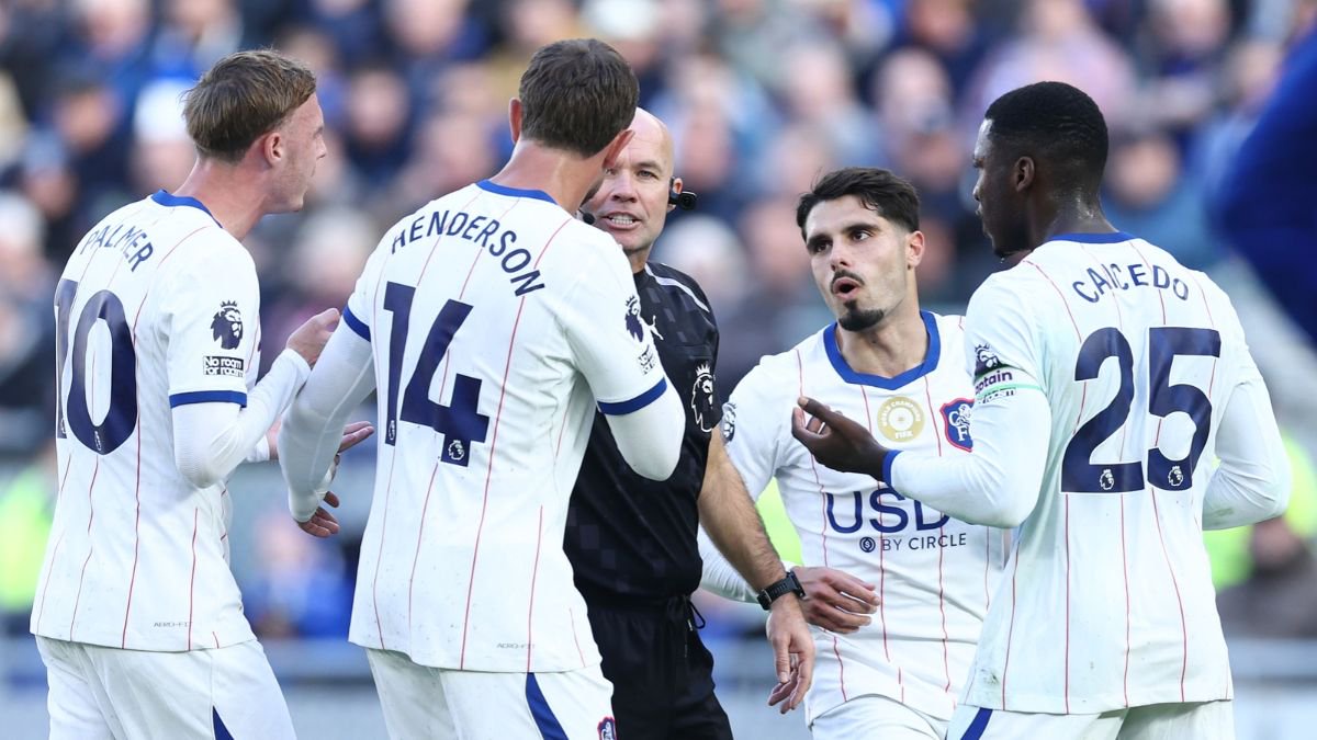Chelsea players surround the ref.