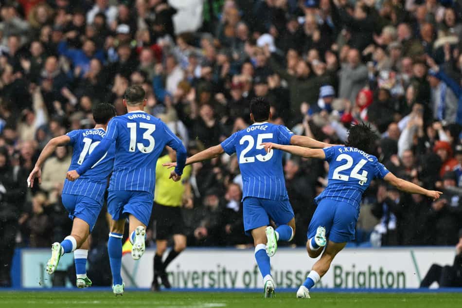 Diego Gómez (25) e Gross (13) de Brighton comemoram na partida Brighton x Crystal Palace