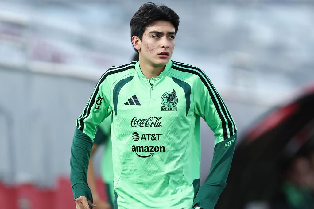 PHOENIX, ARIZONA - OCTOBER 2: Gilberto Mora of Mexico warms up during a training session ahead of the international friendly match against the United States at Hotel Westin Downtown on October 2, 2026 in Phoenix, Arizona. (Photo by Omar Vega/Getty Images)