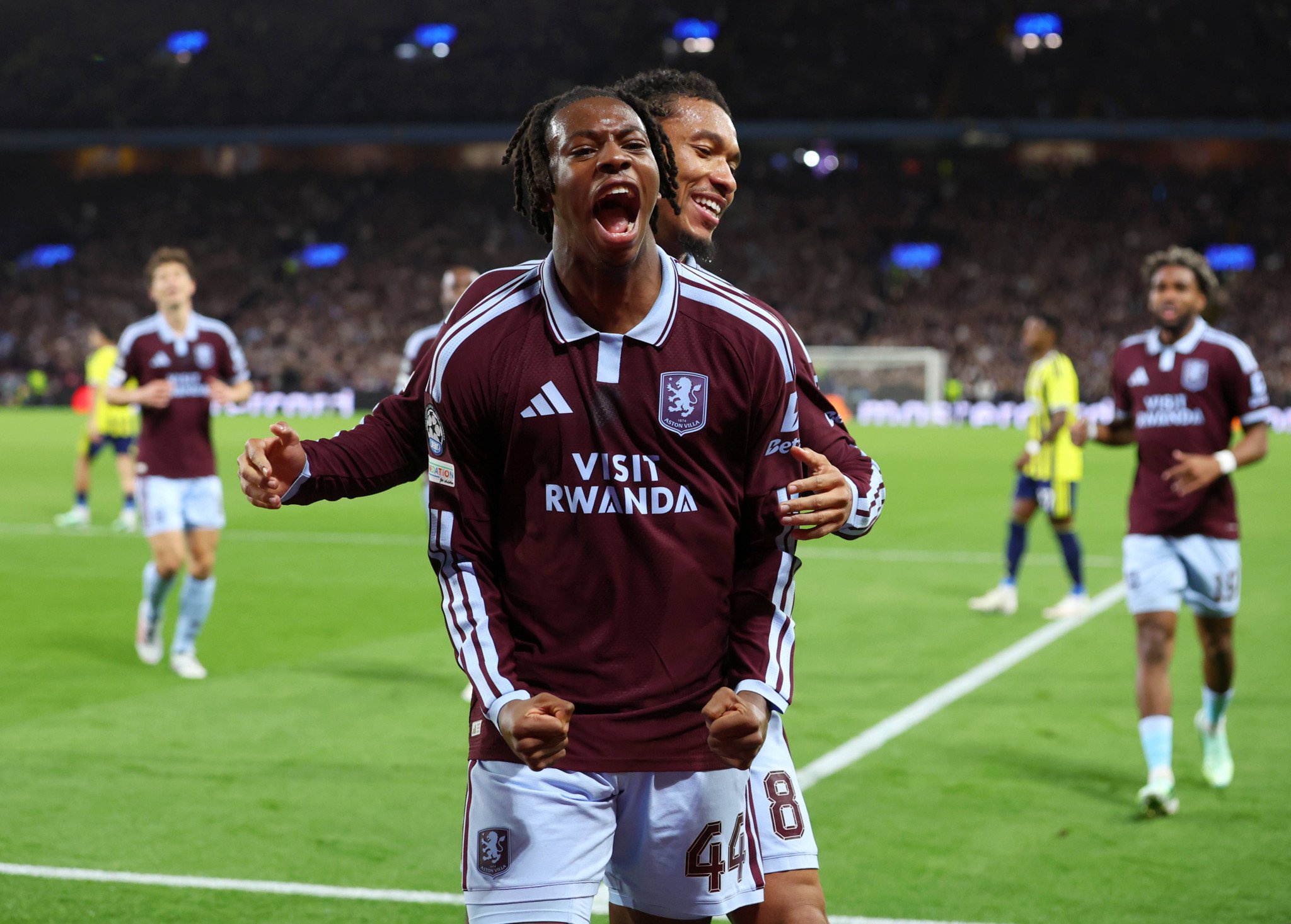 Johan Manzambi d’Aston Villa exulte après avoir marqué face à Fenerbahçe en Ligue des Champions à Villa Park, le 14 octobre 2026.
