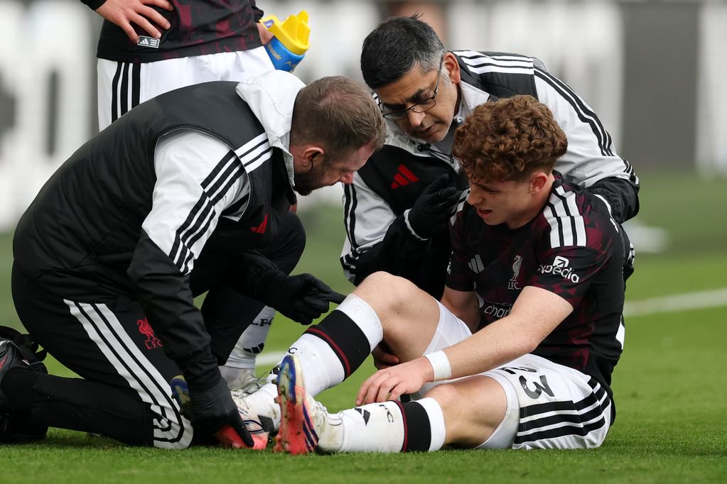BRENTFORD, ENGLAND - OCTOBER 17: Victor Munoz of Liverpool receives medical treatment during the Premier League 2026/27 match between Brentford and Liverpool FC at Gtech Community Stadium on October 17, 2026 in Brentford, England. (Photo by Julian Finney/Getty Images)