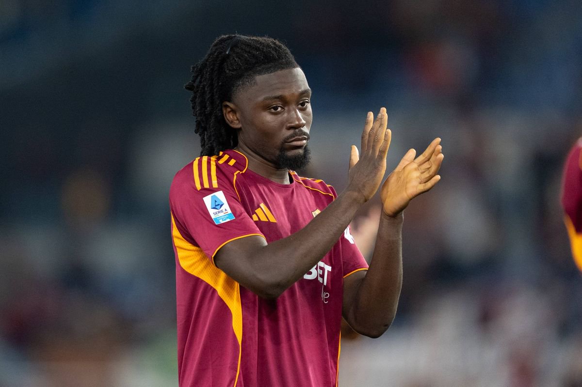 Manu Kone of AS Roma greets the fans during the serie Serie A Enilive match between AS Roma and ACF Fiorentina at Stadio Olimpico on May 4, 2026 in Rome, Italy  (Photo by Giuseppe Maffia/NurPhoto via Getty Images)