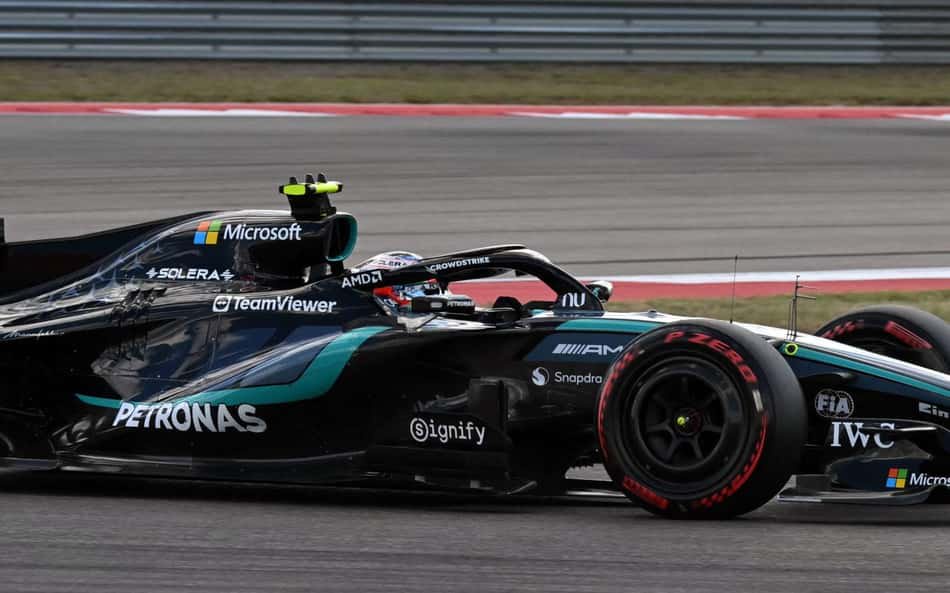 Carro de Fórmula 1 da Mercedes com livery preto e turquesa, patrocinado por Petronas e Microsoft, no GP dos EUA.