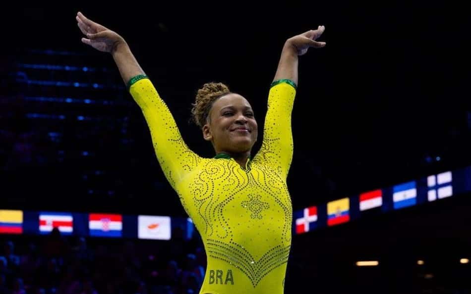 Rebeca Andrade no final do salto no Mundial de Ginástica Artística