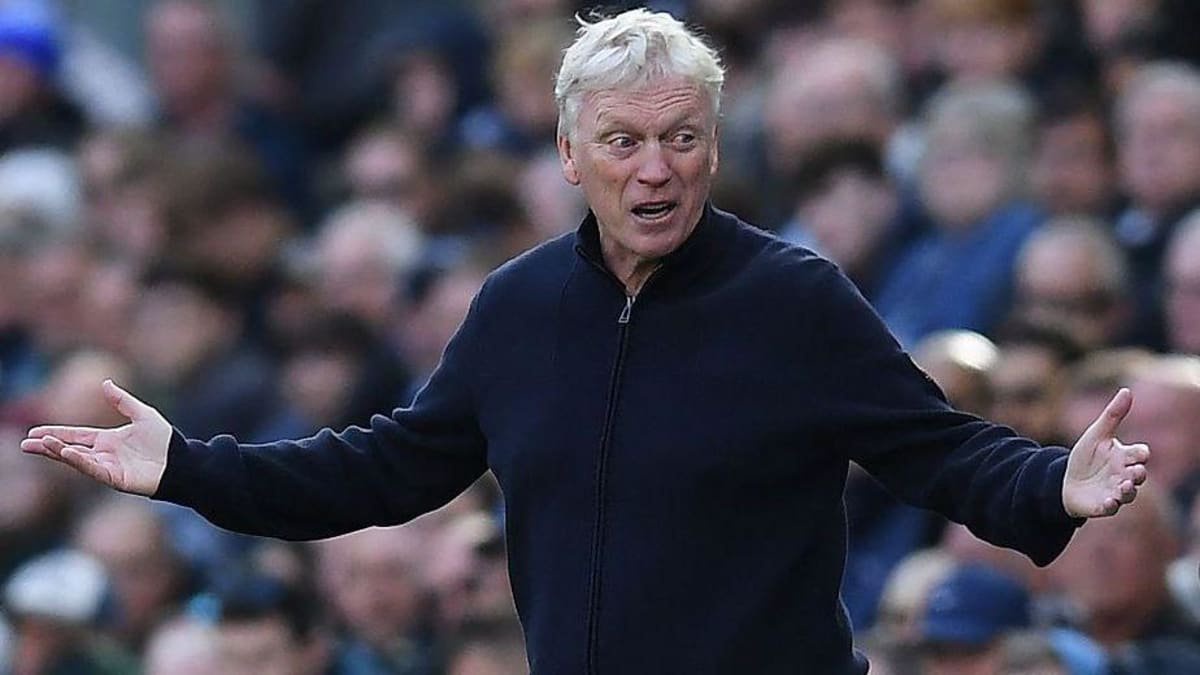 David Moyes stands arms open