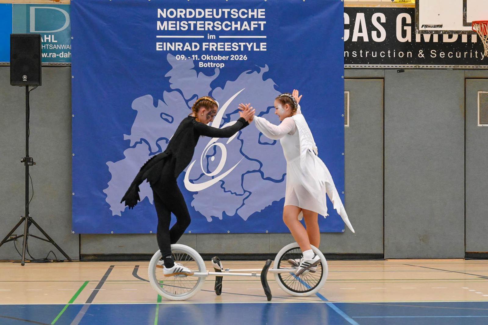 Leni Neumann und Marit Isern gewannen die Paarkür in der U15 mit „Into a Fantasy“. 
