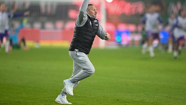 Christian Schaider jubelte über den Derbysieg, bekam aber einen Becher ins Gesicht.