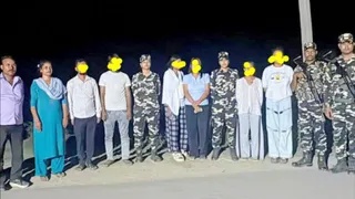 सीमा के निकट दो तस्करों समेत चार नेपाली युवतियां बरामद।