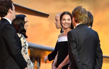 Tom Cruise dianggap melanggar protokol kerajaan ketika dia meraih tangan Kate Middleton dan memegangnya. (Istimewa)