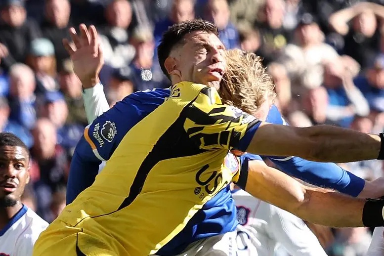 Emiliano Martínez getting headed in the jaw.