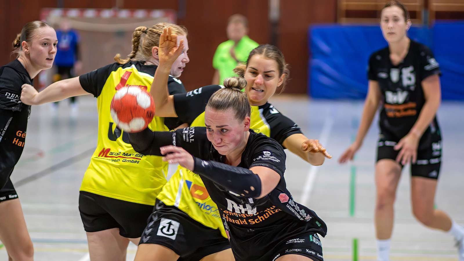 Frauen RegionalligaHSG Twistetal - HSG Gedern 21:3Anna-Lena Reese hat sich gegen Kirsten Schindler und Emelie Bachenheimer durchgesetztFoto: zmp