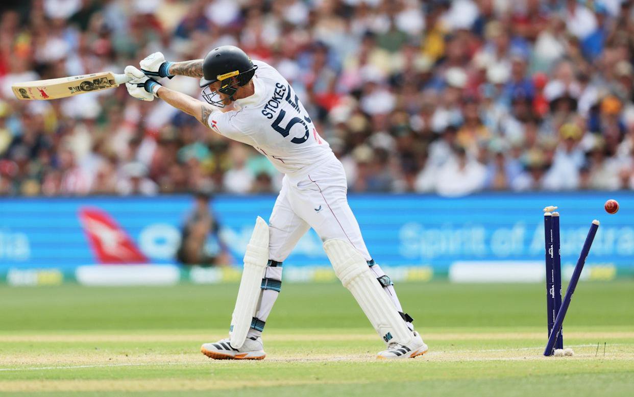 Stokes bowled by Starc