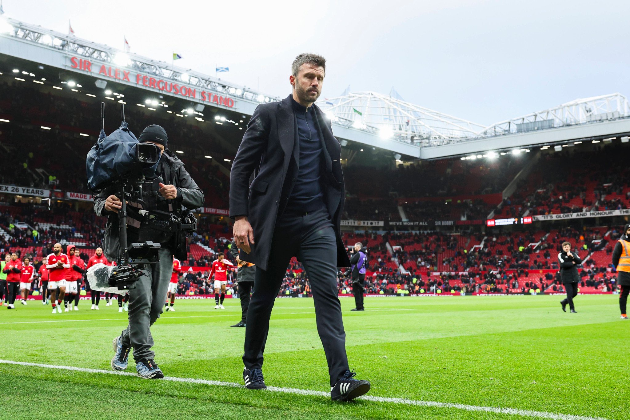 Manchester United Cheftrainer Michael Carrick verlässt den Rasen in Old Trafford nach dem Premier-League-Spiel gegen AFC Bournemouth.