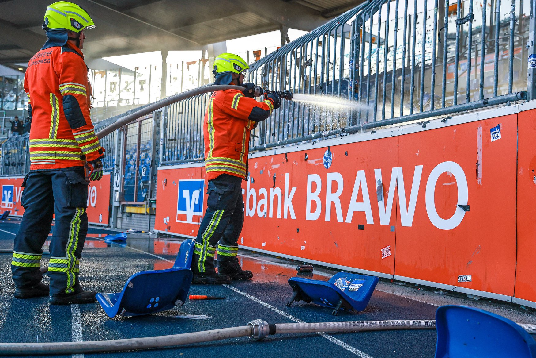 Die Feuerwehr löscht brennende Pyrotechnik.