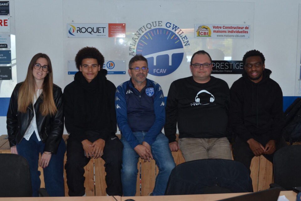 Solveg, bénévole, Alexandre, service civique, Gilles Pondard, coprésident du FCAV, Grégory Djilali et Yanis, lui aussi en service civique.