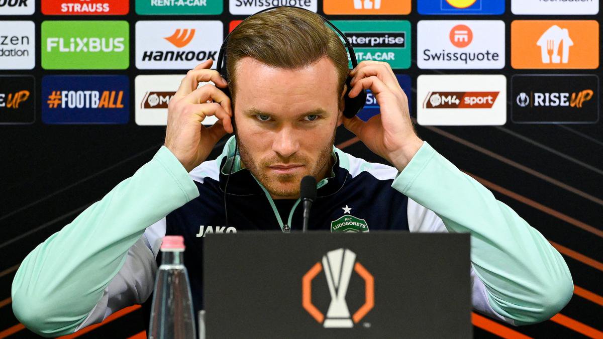 Hendrik Bonmann setzt die Kopfhörer auf